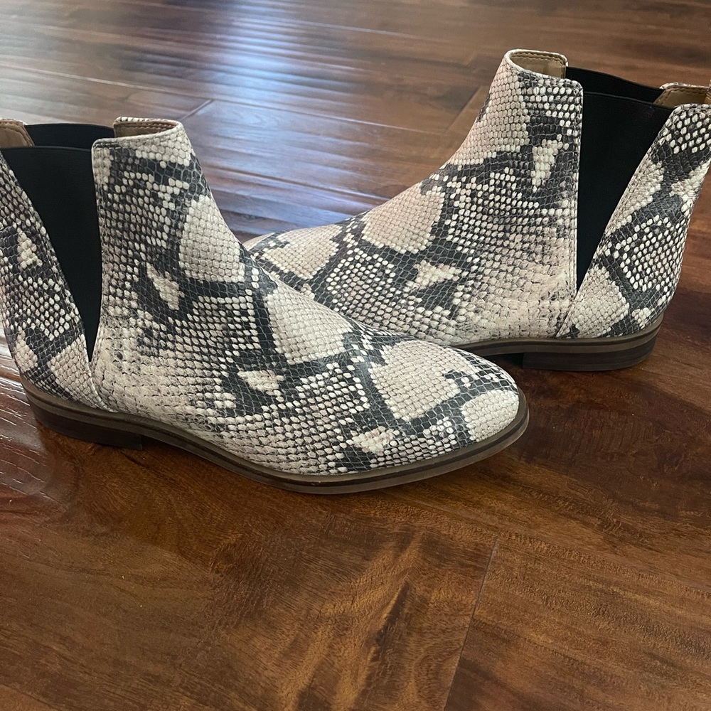 Lucky Brand Haylia Chelsea Boot Leather Snake Embossed. Size 8.5